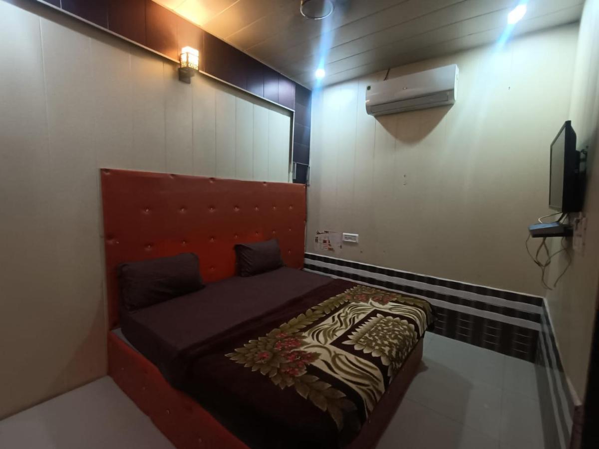 Hotel Yamnotri Dham à Vrindāvan Extérieur photo