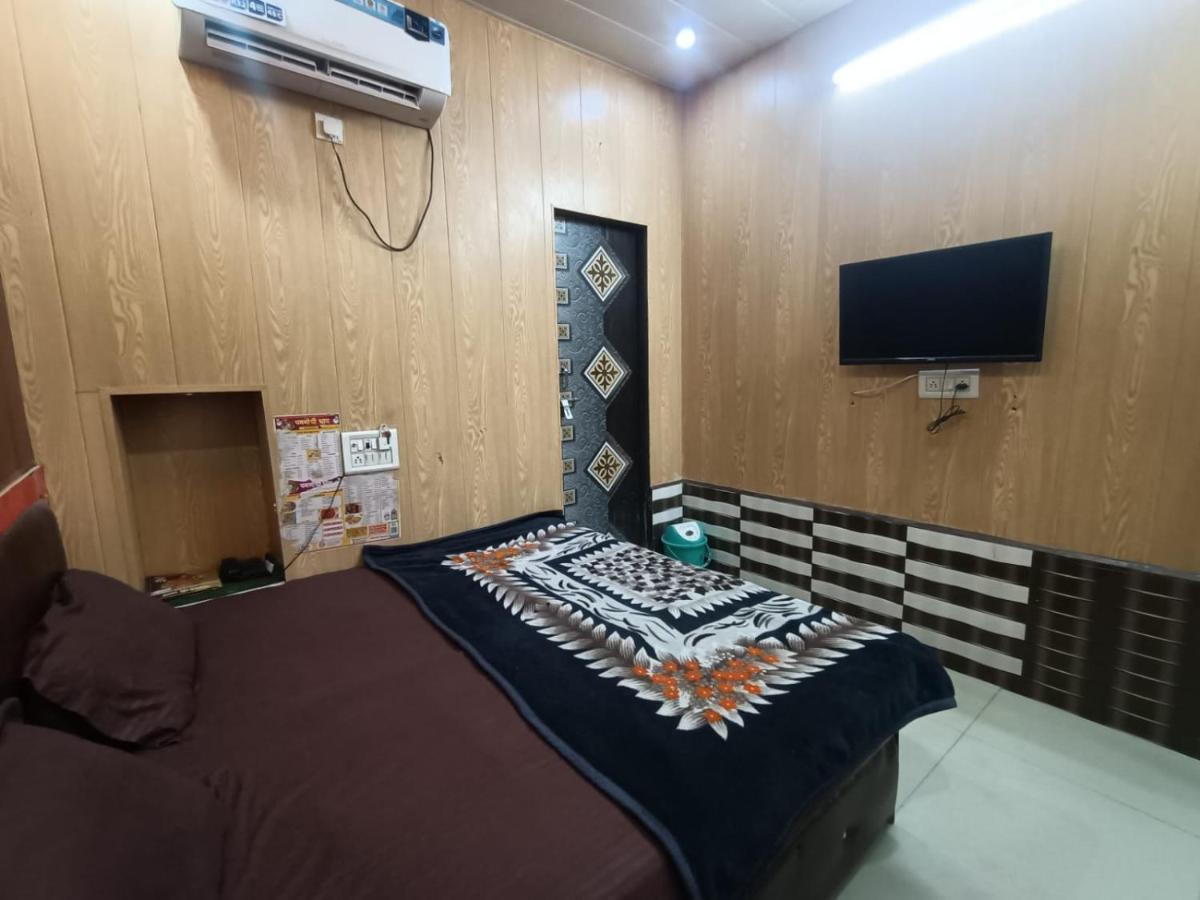 Hotel Yamnotri Dham à Vrindāvan Extérieur photo