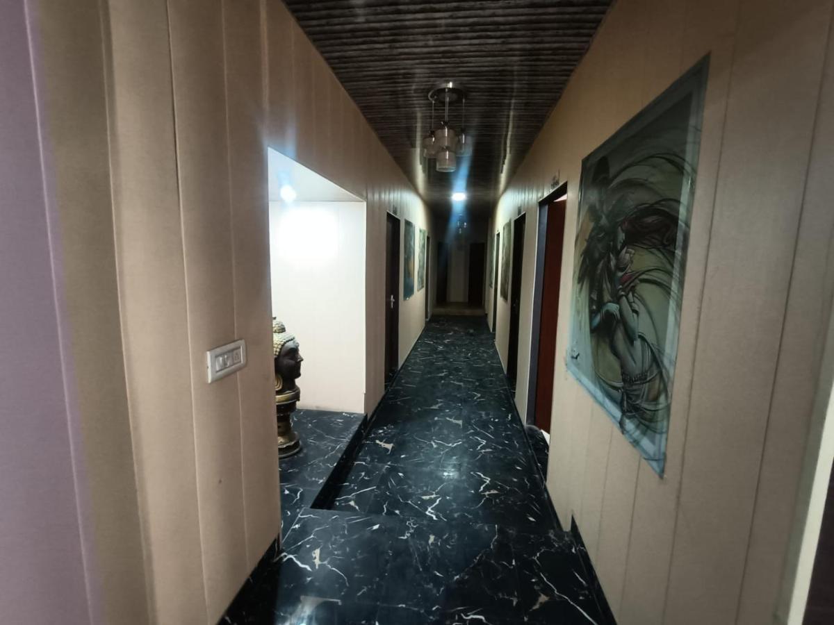 Hotel Yamnotri Dham à Vrindāvan Extérieur photo