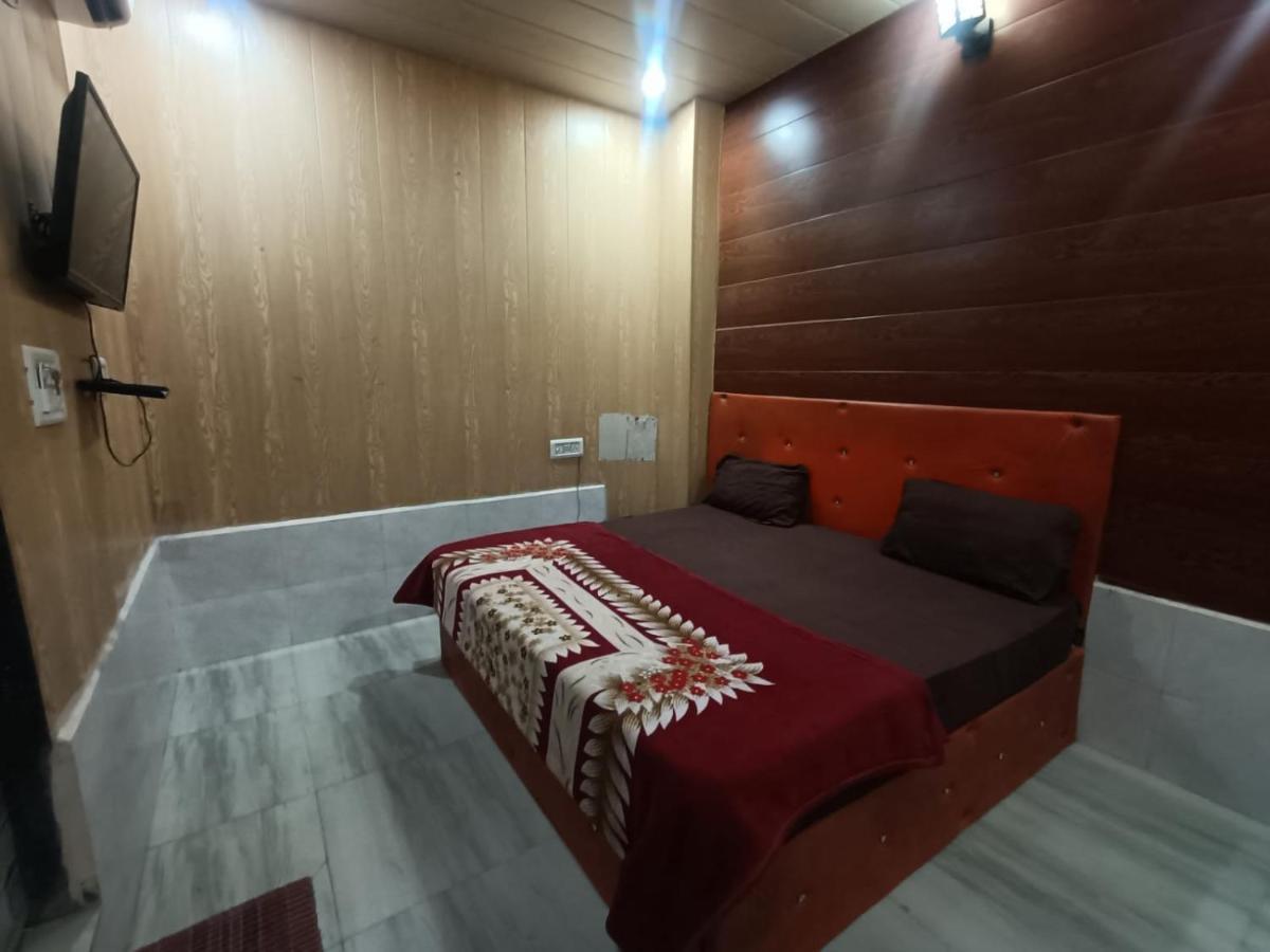 Hotel Yamnotri Dham à Vrindāvan Extérieur photo