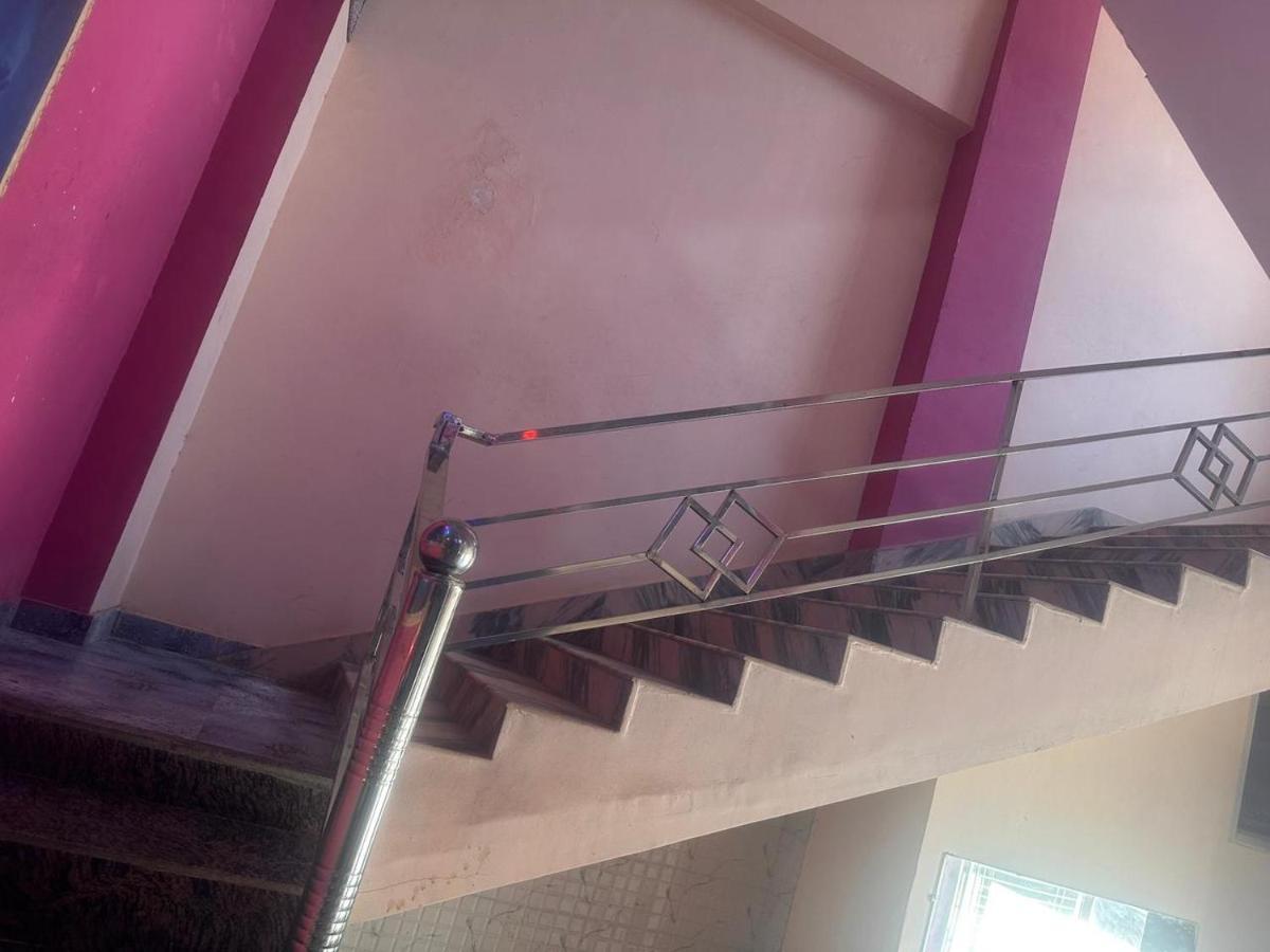 Hotel Yamnotri Dham à Vrindāvan Extérieur photo