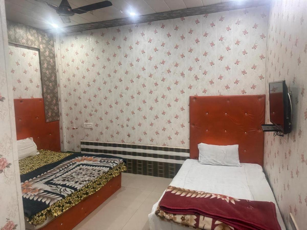 Hotel Yamnotri Dham à Vrindāvan Extérieur photo