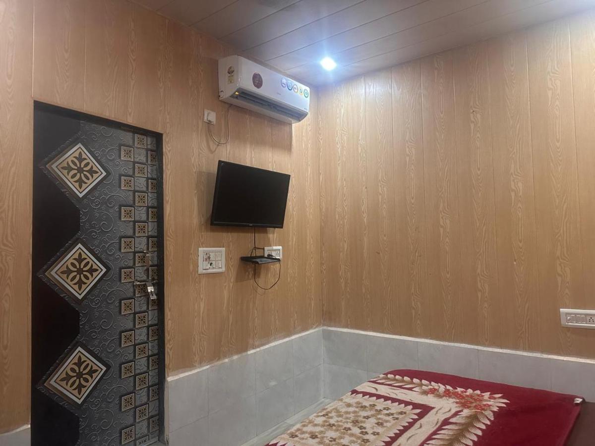 Hotel Yamnotri Dham à Vrindāvan Extérieur photo