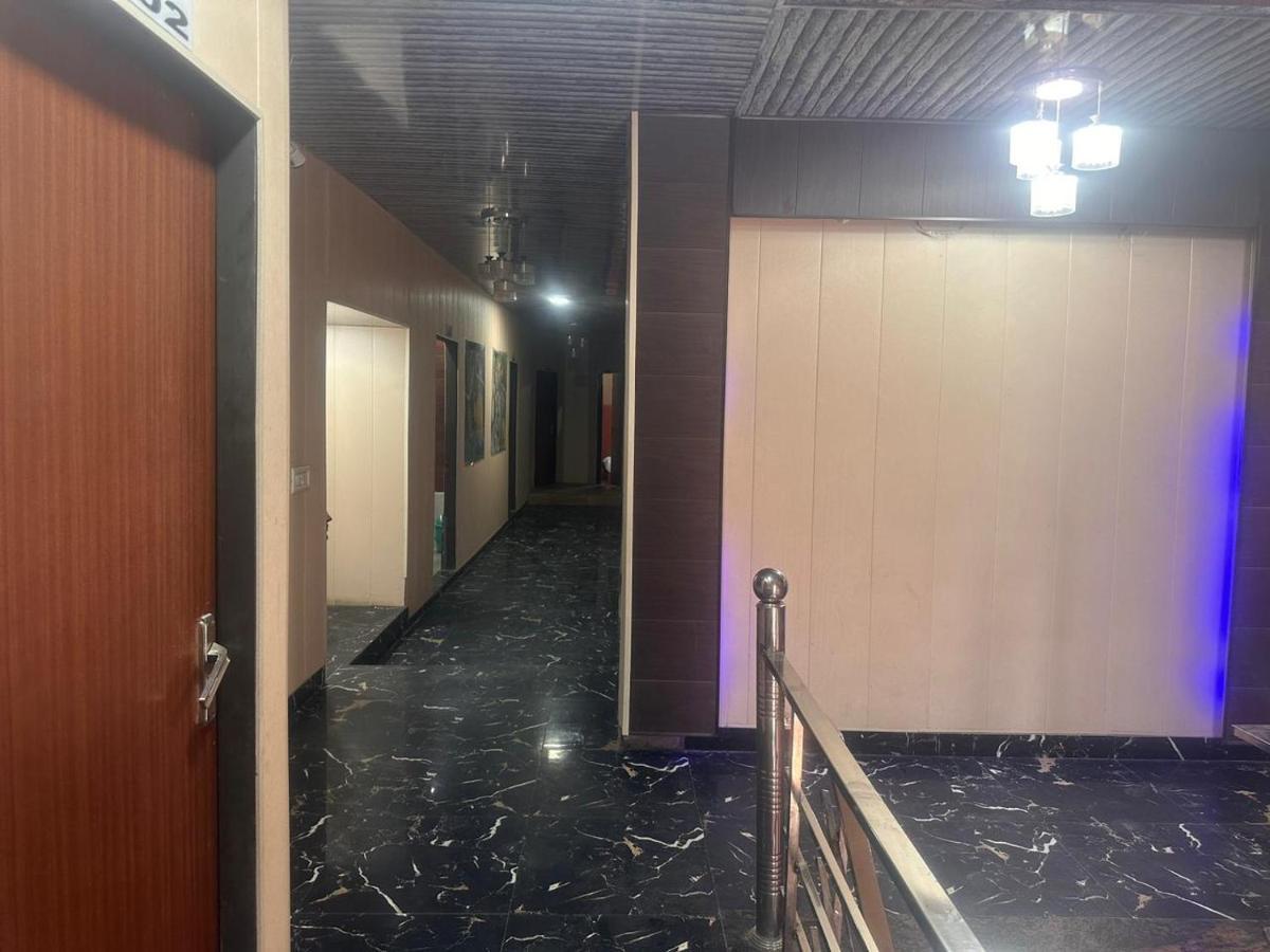 Hotel Yamnotri Dham à Vrindāvan Extérieur photo
