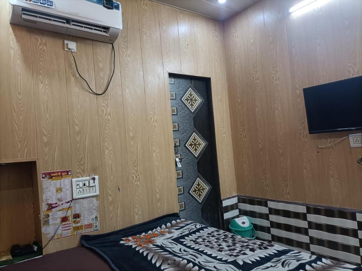Hotel Yamnotri Dham à Vrindāvan Extérieur photo