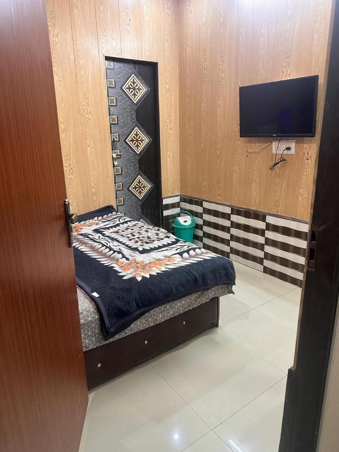 Hotel Yamnotri Dham à Vrindāvan Extérieur photo