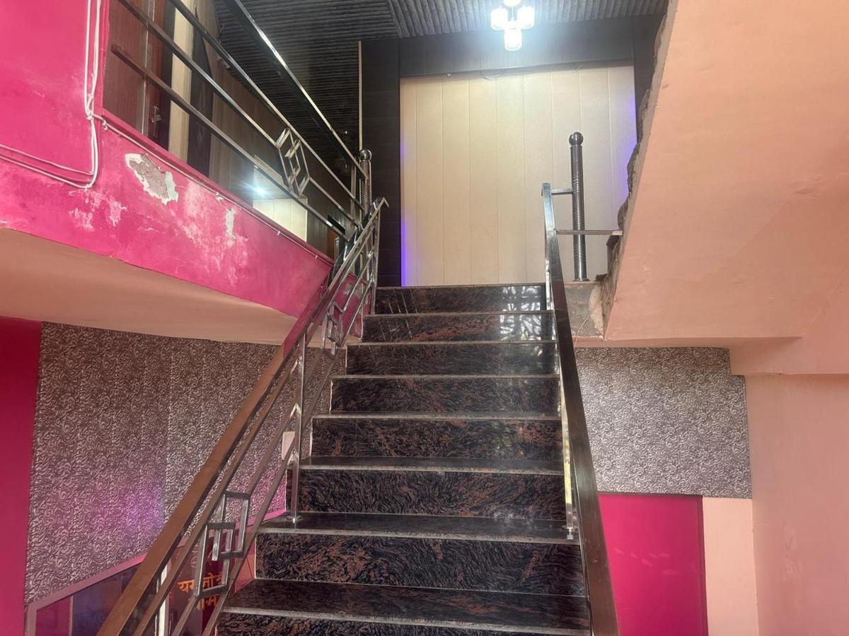 Hotel Yamnotri Dham à Vrindāvan Extérieur photo
