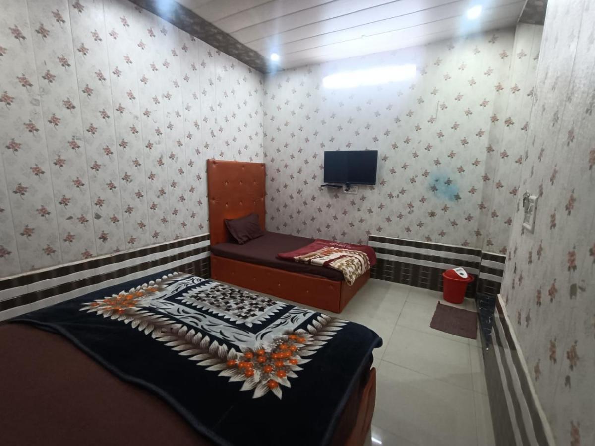 Hotel Yamnotri Dham à Vrindāvan Extérieur photo