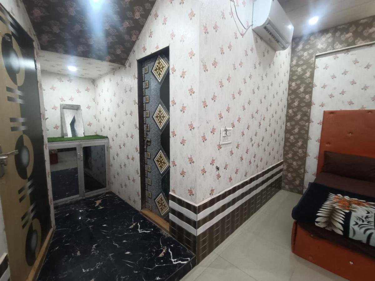 Hotel Yamnotri Dham à Vrindāvan Extérieur photo