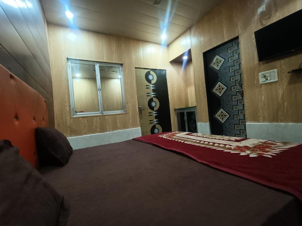 Hotel Yamnotri Dham à Vrindāvan Extérieur photo