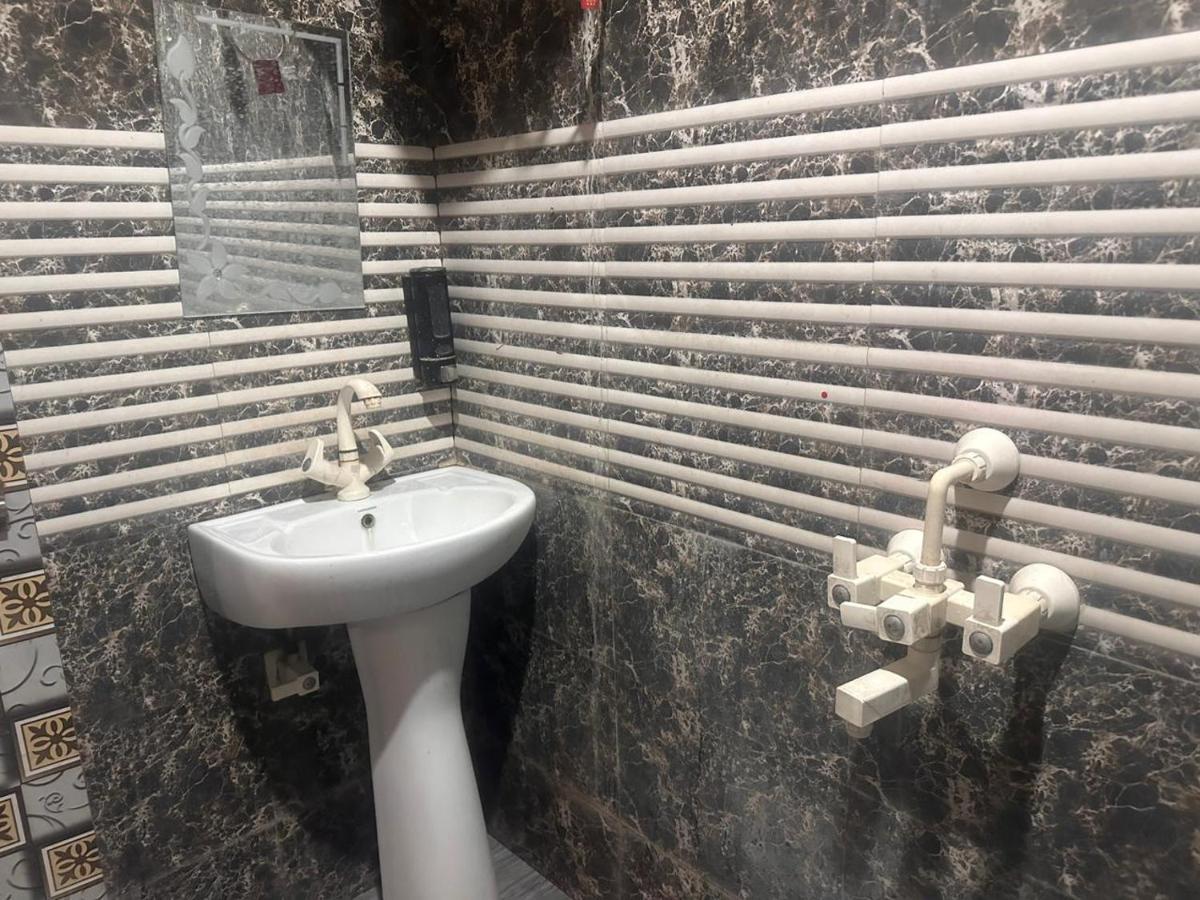 Hotel Yamnotri Dham à Vrindāvan Extérieur photo