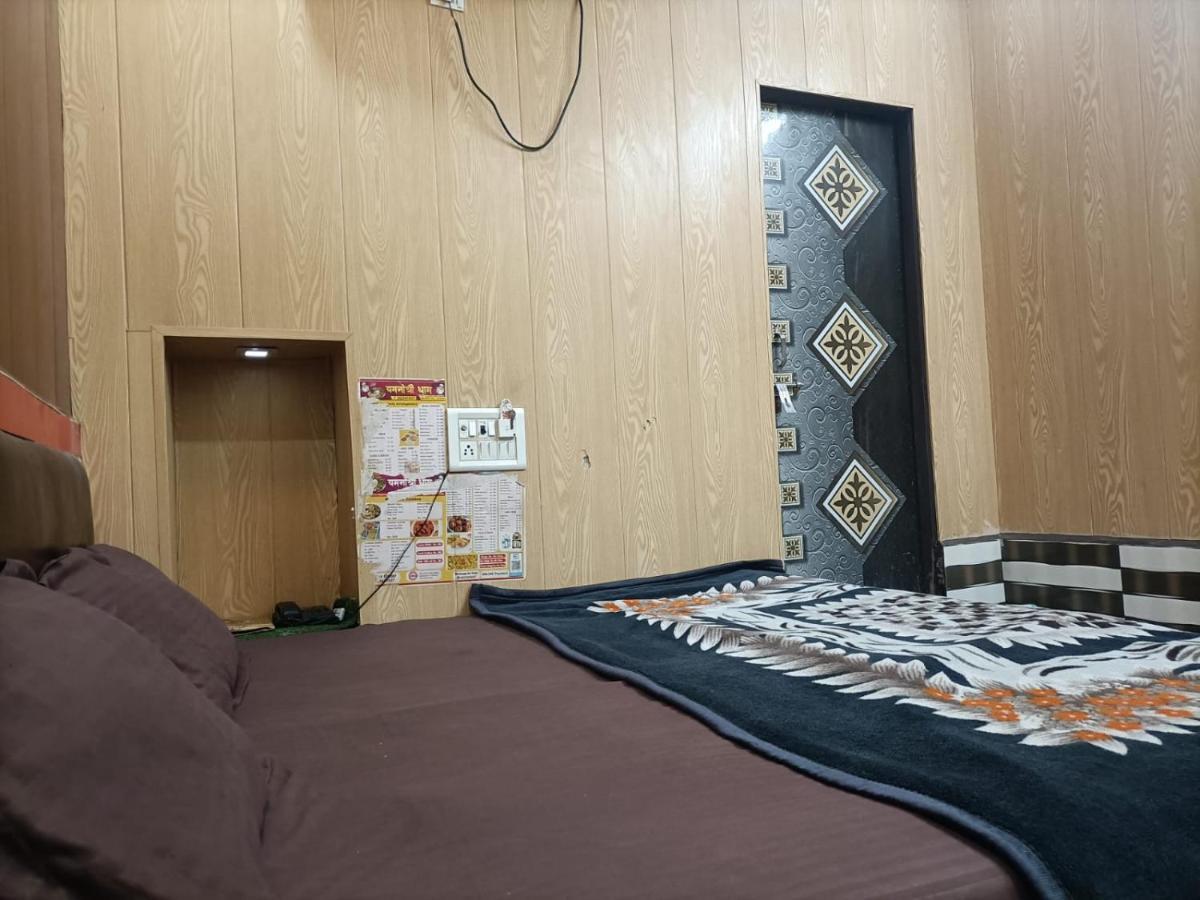 Hotel Yamnotri Dham à Vrindāvan Extérieur photo