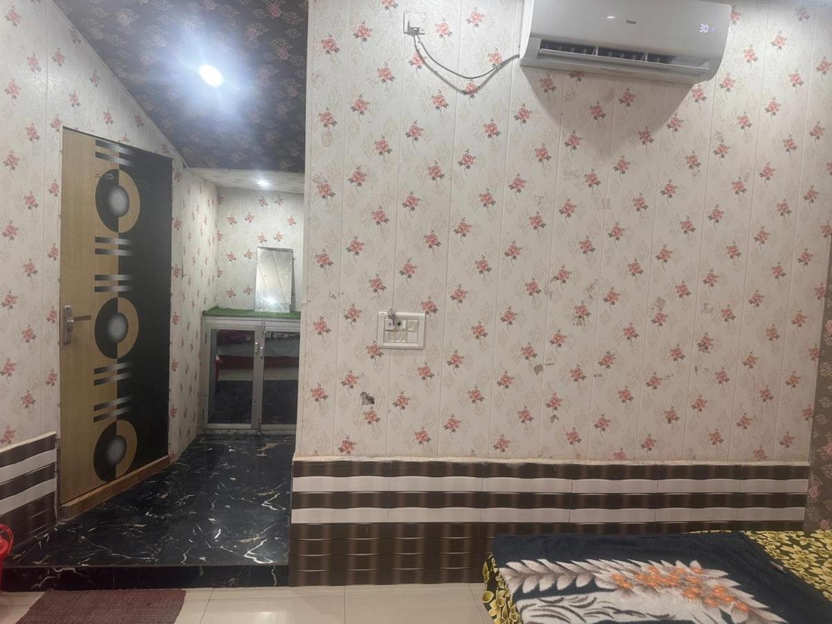 Hotel Yamnotri Dham à Vrindāvan Extérieur photo