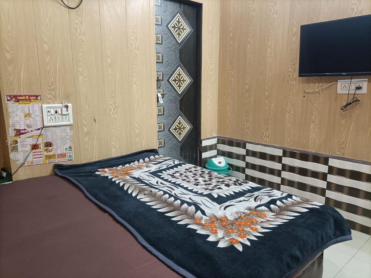 Hotel Yamnotri Dham à Vrindāvan Extérieur photo