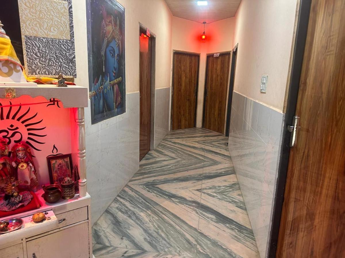 Hotel Yamnotri Dham à Vrindāvan Extérieur photo