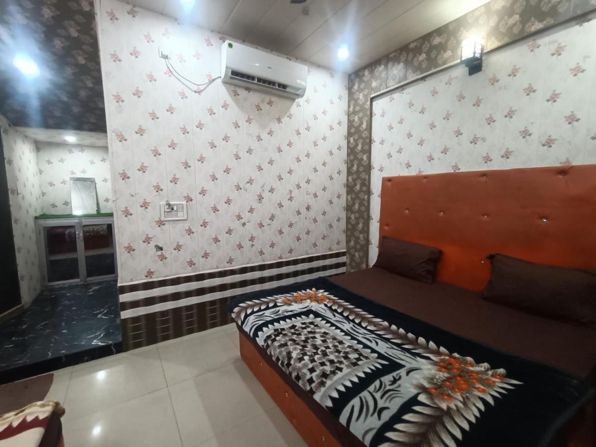 Hotel Yamnotri Dham à Vrindāvan Extérieur photo