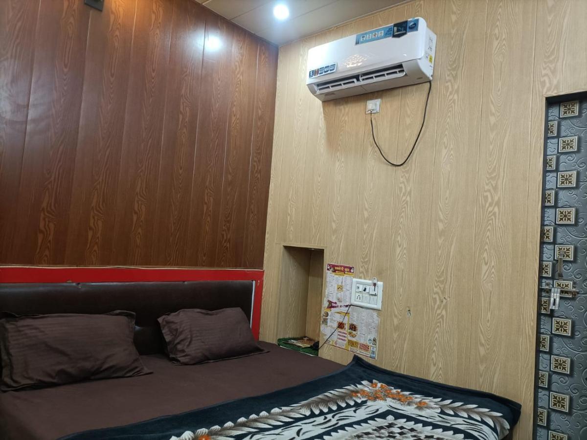 Hotel Yamnotri Dham à Vrindāvan Extérieur photo