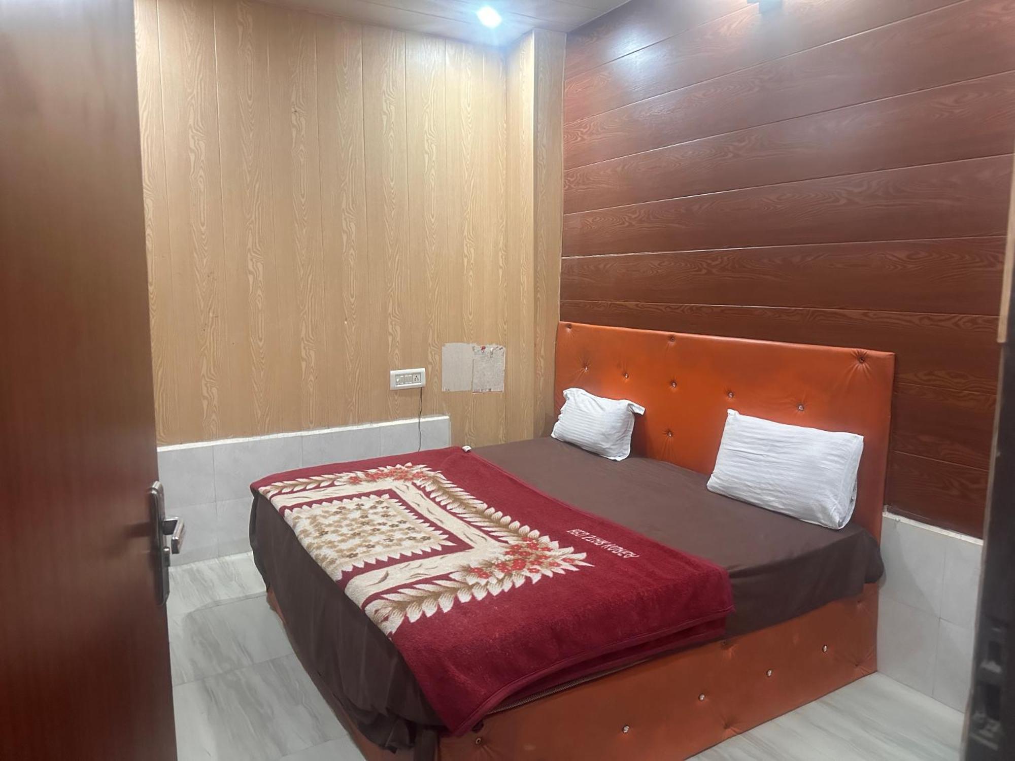 Hotel Yamnotri Dham à Vrindāvan Extérieur photo